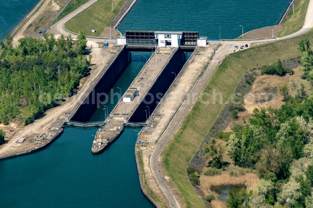 Rhinau from the bird's eye view: Structure and dams of the waterworks and hydroelectric power plant on Rhine on street Route sans nom in Rhinau in Grand Est, France