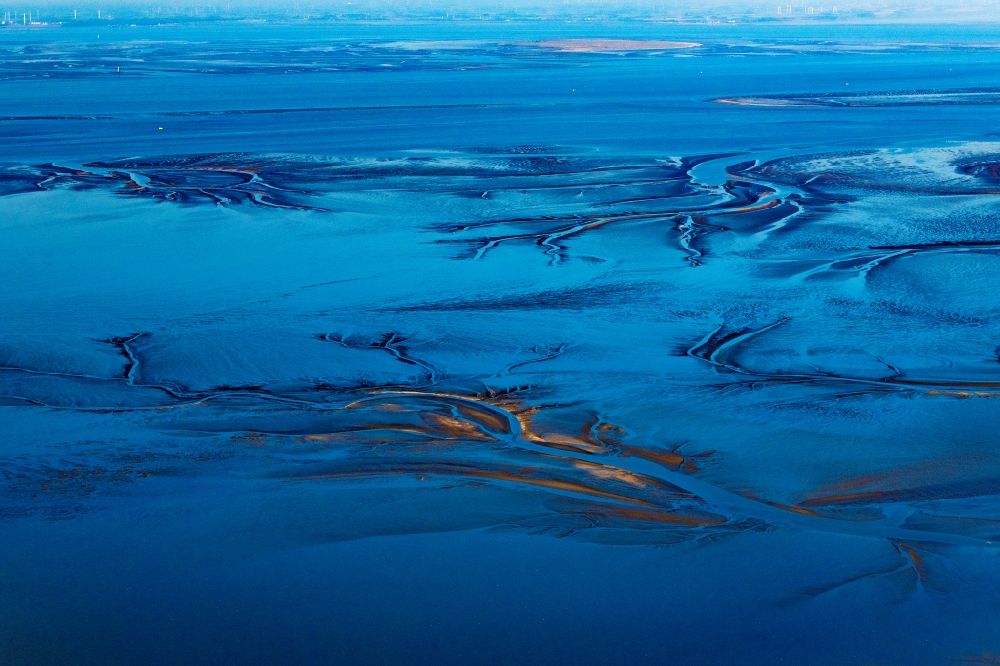 Wurster Nordseeküste from the bird's eye view: Wadden Sea in the outer Weserin height of the Wurster North Sea coast in the state Lower Saxony, Germany