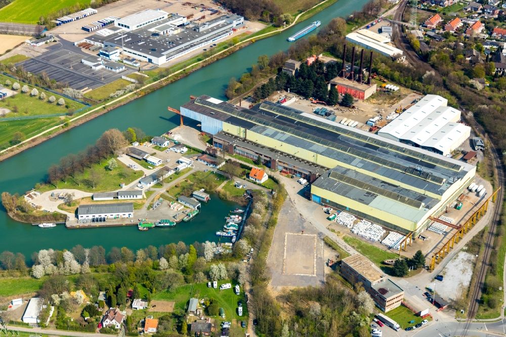 Aerial image Voerde (Niederrhein) - Warehouse complex-building in the industrial area WDK Hafen und Lager GmbH on canal Wesel-Datteln-Kanal in the district Spellen in Voerde (Niederrhein) in the state North Rhine-Westphalia