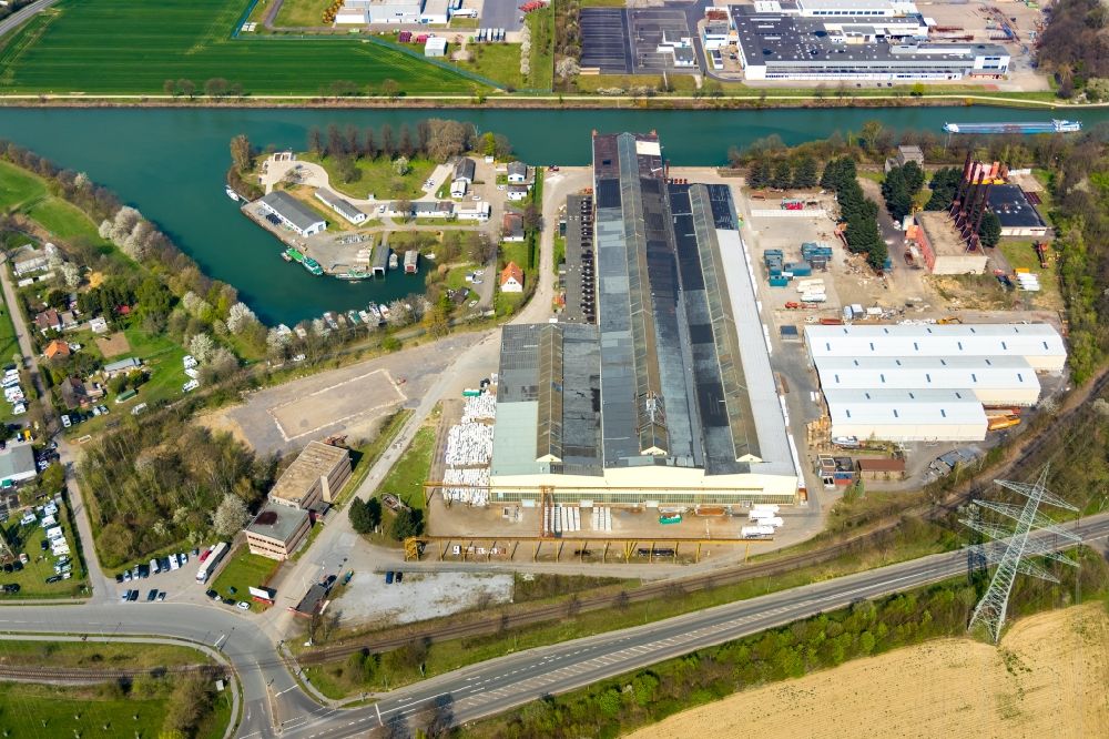 Voerde (Niederrhein) from above - Warehouse complex-building in the industrial area WDK Hafen und Lager GmbH on canal Wesel-Datteln-Kanal in the district Spellen in Voerde (Niederrhein) in the state North Rhine-Westphalia
