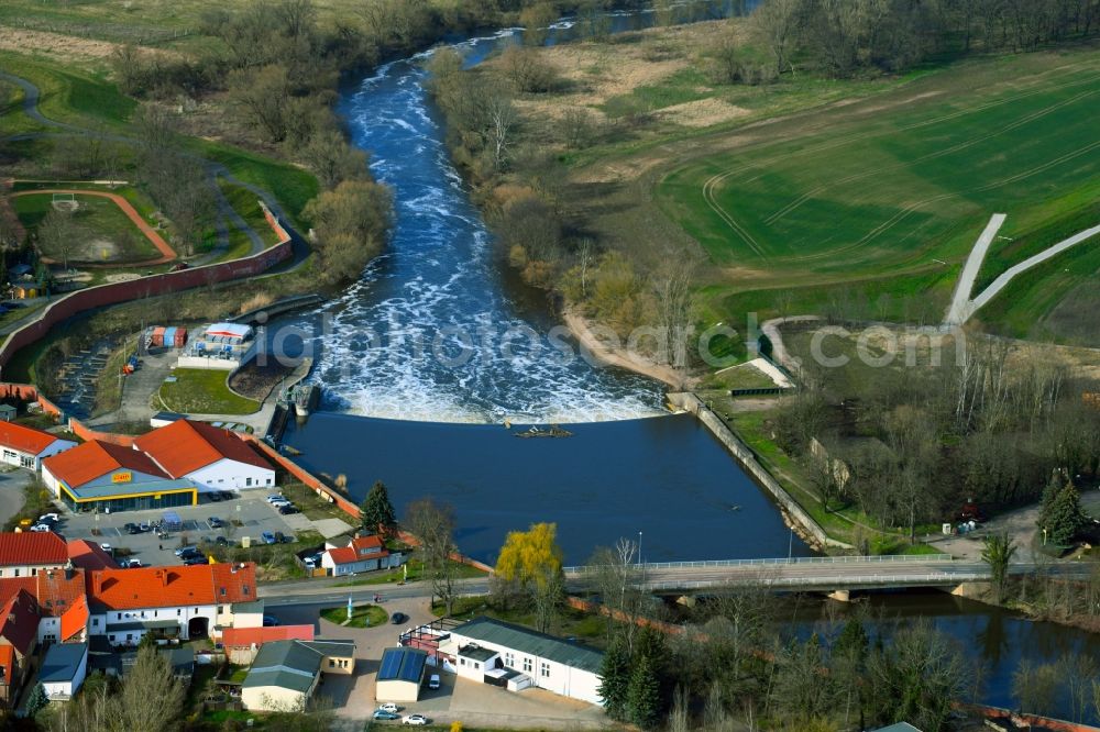 Raguhn from the bird's eye view: Dam and hydroelectric power station on the Mulde in the district of Raguhn in Raguhn-Jessnitz in the state Saxony-Anhalt, Germany