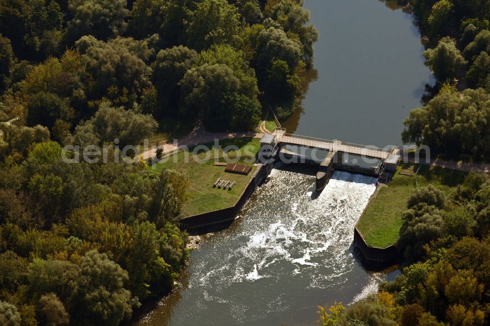 Halle (Saale) from the bird's eye view: Weir on the banks of the flux flow of Elisabeth-Saale on street Pulverweiden in the district Saaleaue in Halle (Saale) in the state Saxony-Anhalt, Germany