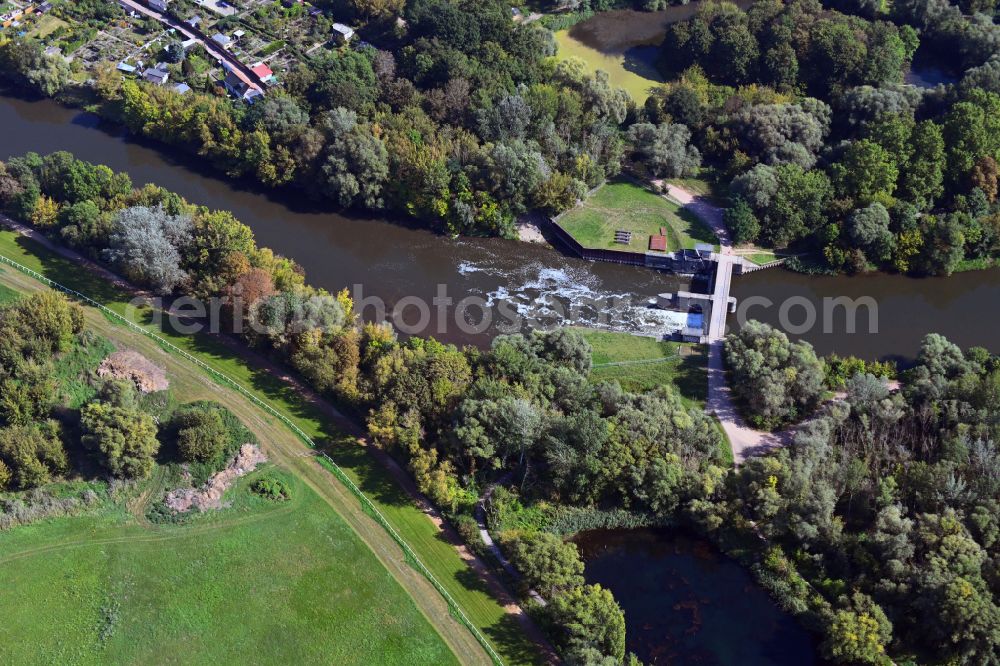 Aerial photograph Halle (Saale) - Weir on the banks of the flux flow of Elisabeth-Saale on street Pulverweiden in the district Saaleaue in Halle (Saale) in the state Saxony-Anhalt, Germany