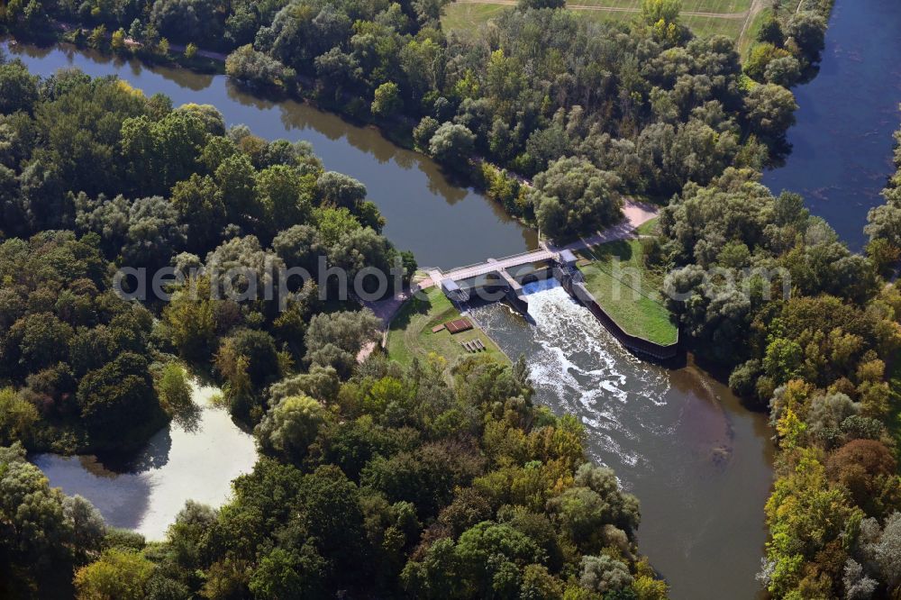 Halle (Saale) from above - Weir on the banks of the flux flow of Elisabeth-Saale on street Pulverweiden in the district Saaleaue in Halle (Saale) in the state Saxony-Anhalt, Germany