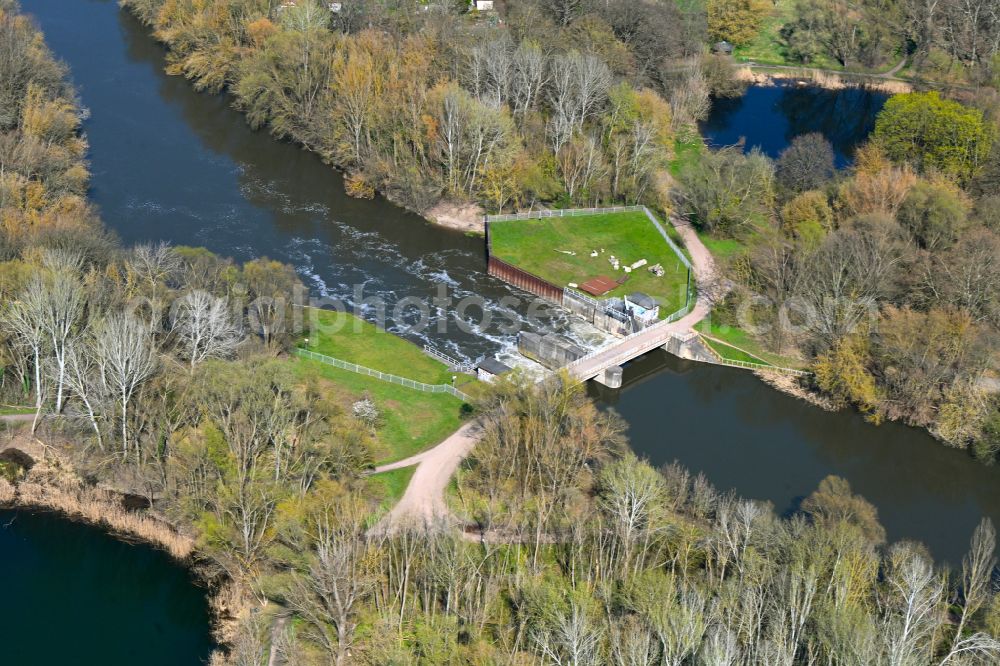 Aerial image Halle (Saale) - Weir on the banks of the flux flow of Elisabeth-Saale on street Pulverweiden in the district Saaleaue in Halle (Saale) in the state Saxony-Anhalt, Germany