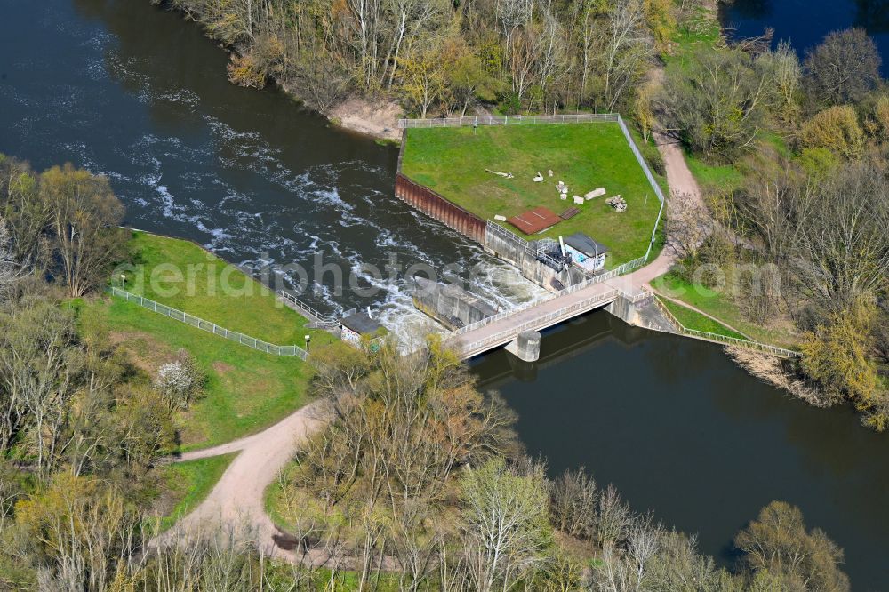 Aerial photograph Halle (Saale) - Weir on the banks of the flux flow of Elisabeth-Saale on street Pulverweiden in the district Saaleaue in Halle (Saale) in the state Saxony-Anhalt, Germany