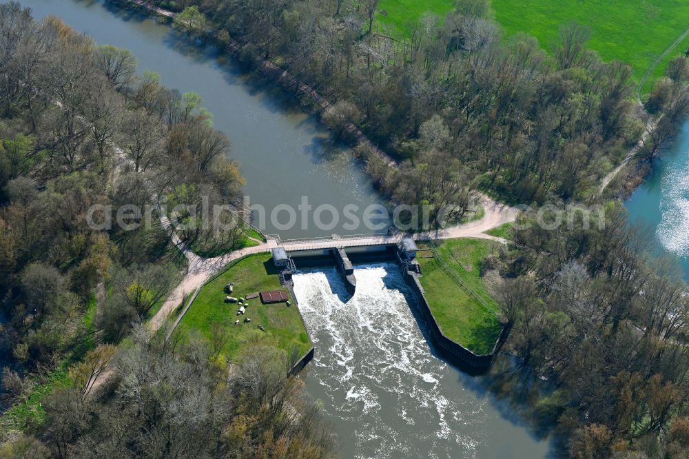 Halle (Saale) from above - Weir on the banks of the flux flow of Elisabeth-Saale on street Pulverweiden in the district Saaleaue in Halle (Saale) in the state Saxony-Anhalt, Germany