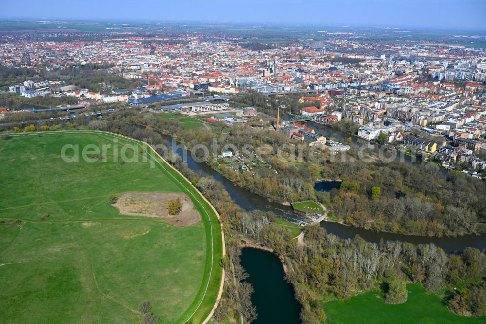 Halle (Saale) from the bird's eye view: Weir on the banks of the flux flow of Elisabeth-Saale on street Pulverweiden in the district Saaleaue in Halle (Saale) in the state Saxony-Anhalt, Germany