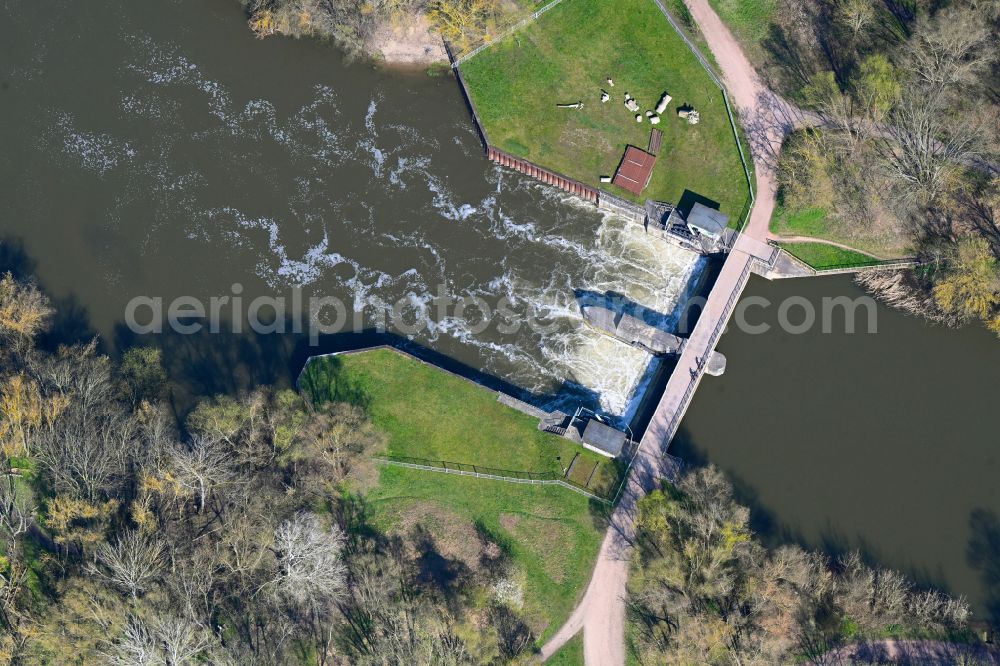 Aerial image Halle (Saale) - Weir on the banks of the flux flow of Elisabeth-Saale on street Pulverweiden in the district Saaleaue in Halle (Saale) in the state Saxony-Anhalt, Germany