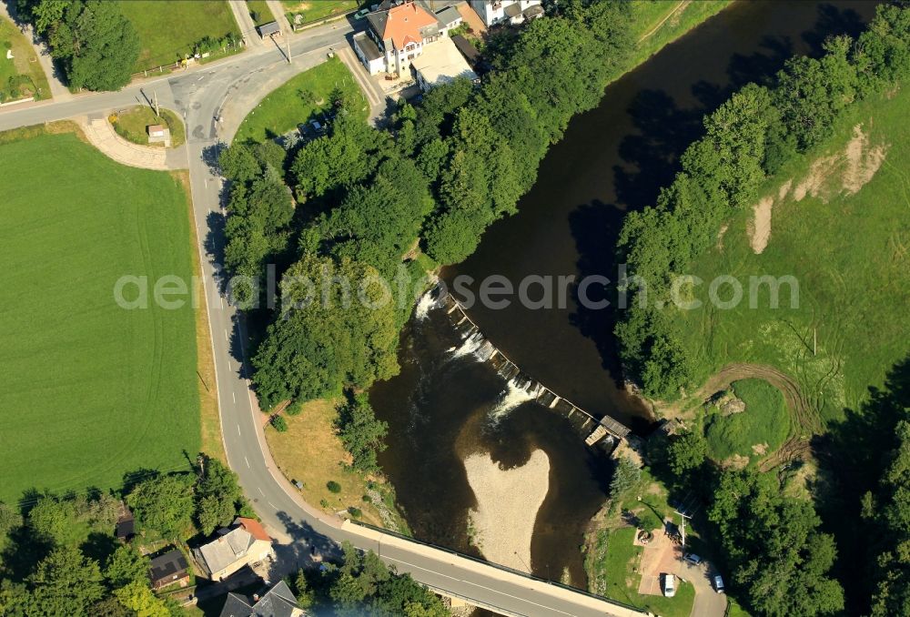 Neumühle/Elster from the bird's eye view: The weir in Neumuehle/Elster in Thuringia dammed the water of the White Elster and fed through a mill race to the new mill