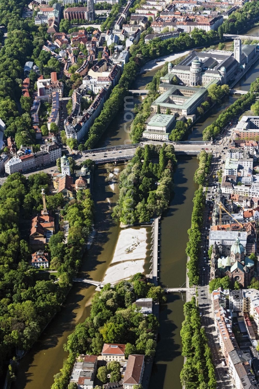 Aerial image München - Weir on the Isar with Lukaskirche, Mueller Volksbad, Muffathalle, Praterinsel and Museum Island in Munich in Bavaria. Also pictured Marianne bridge, cable bridge and the Alpine Museum of the German Alpine Club