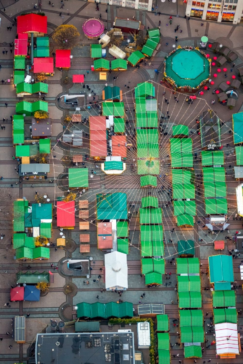 Essen from above - Christmassy market event grounds and sale huts and booths at the Kennedy square in Essen at Ruhrgebiet in the state North Rhine-Westphalia