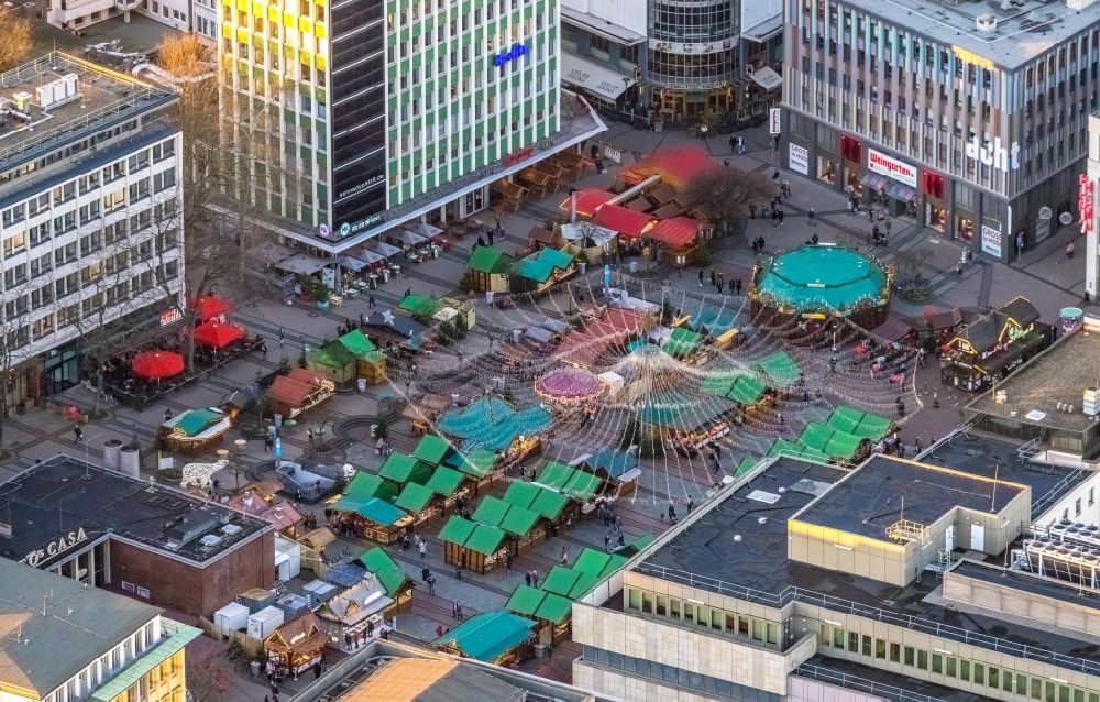 Aerial image Essen - Christmassy market event grounds and sale huts and booths at the Kennedy square in Essen at Ruhrgebiet in the state North Rhine-Westphalia