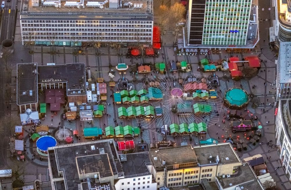 Aerial photograph Essen - Christmassy market event grounds and sale huts and booths at the Kennedy square in Essen at Ruhrgebiet in the state North Rhine-Westphalia