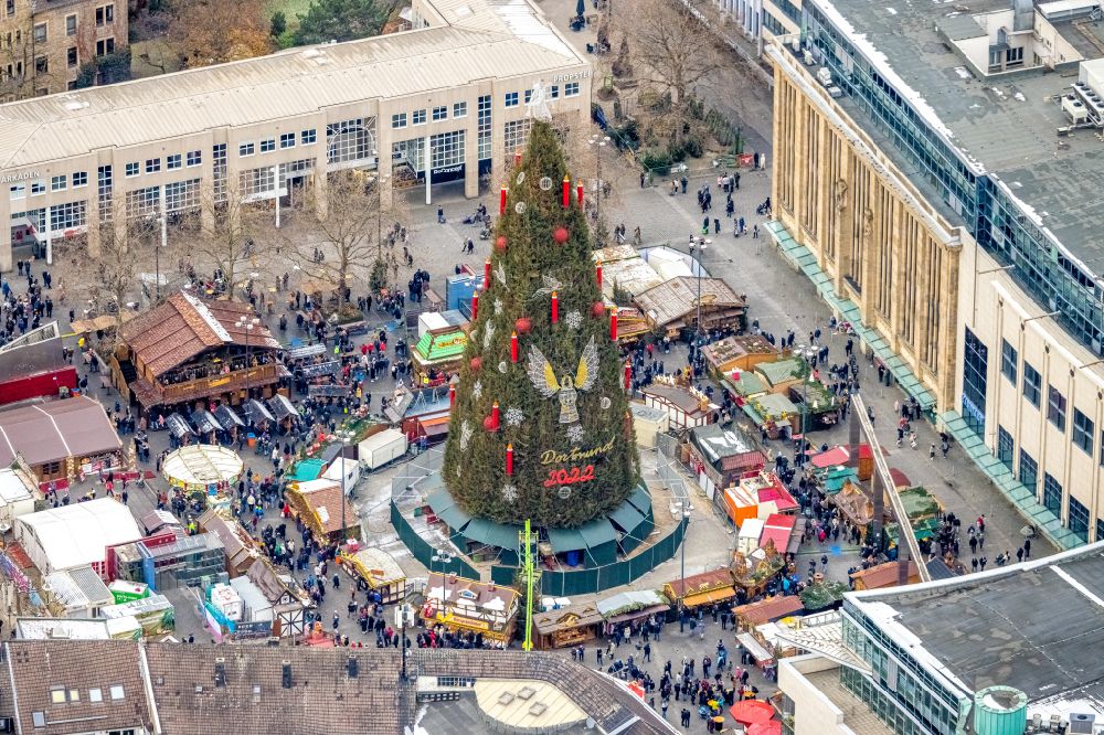 Dortmund from above - Christmas - event site am grossen Weihnachtsbaum at the big Christmas tree on the Hansaplatz in the district City-West in Dortmund in the state North Rhine-Westphalia