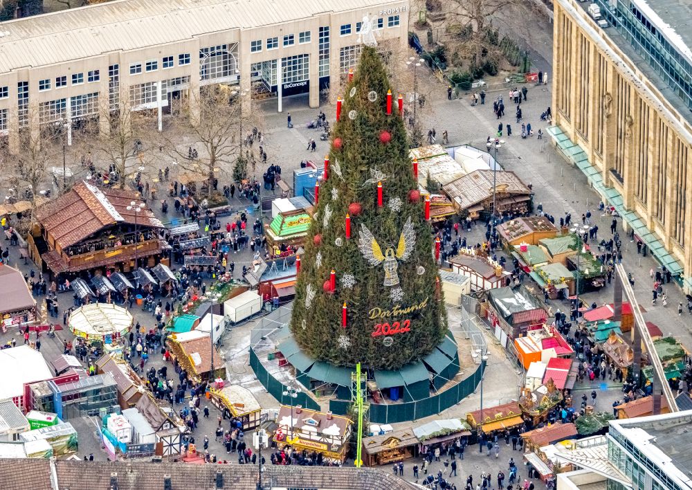 Dortmund from the bird's eye view: Christmas - event site am grossen Weihnachtsbaum at the big Christmas tree on the Hansaplatz in the district City-West in Dortmund in the state North Rhine-Westphalia