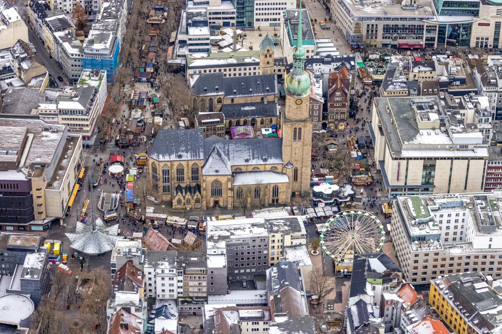 Dortmund from the bird's eye view: Christmassy market event grounds and sale huts and booths on place Alten Markt in Dortmund in the state North Rhine-Westphalia