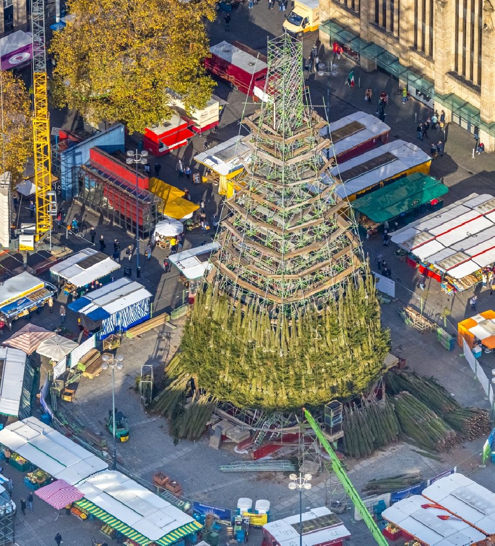 Dortmund from the bird's eye view: Christmassy market event grounds and sale huts and booths Dortmunder Weihnachtsmarkt in Dortmund in the state North Rhine-Westphalia , Germany