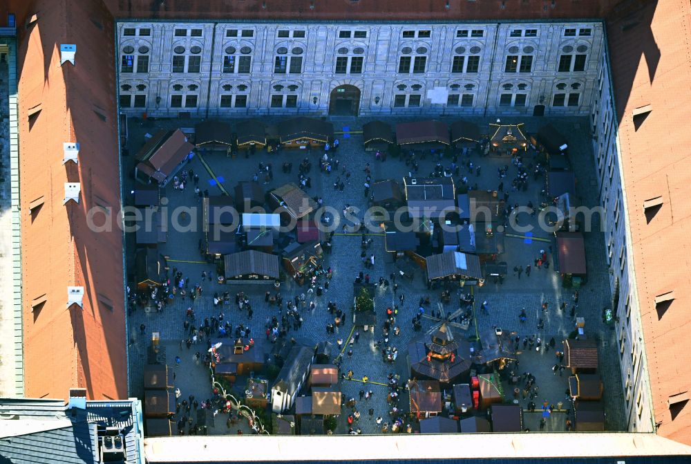 München from the bird's eye view: Christmassy market event grounds and sale huts and booths in Innenhof of Residenz - Alte Hofkapelle on street Residenzstrasse in the district Altstadt in Munich in the state Bavaria, Germany