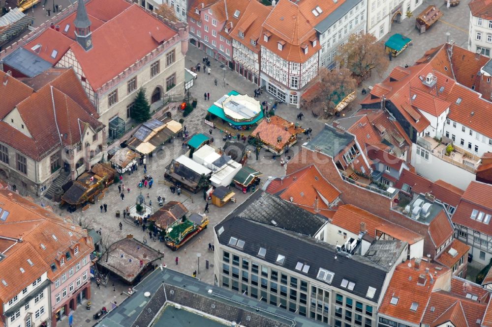 Göttingen from the bird's eye view: Christmassy market event grounds and sale huts and booths in the district Innenstadt in Goettingen in the state Lower Saxony