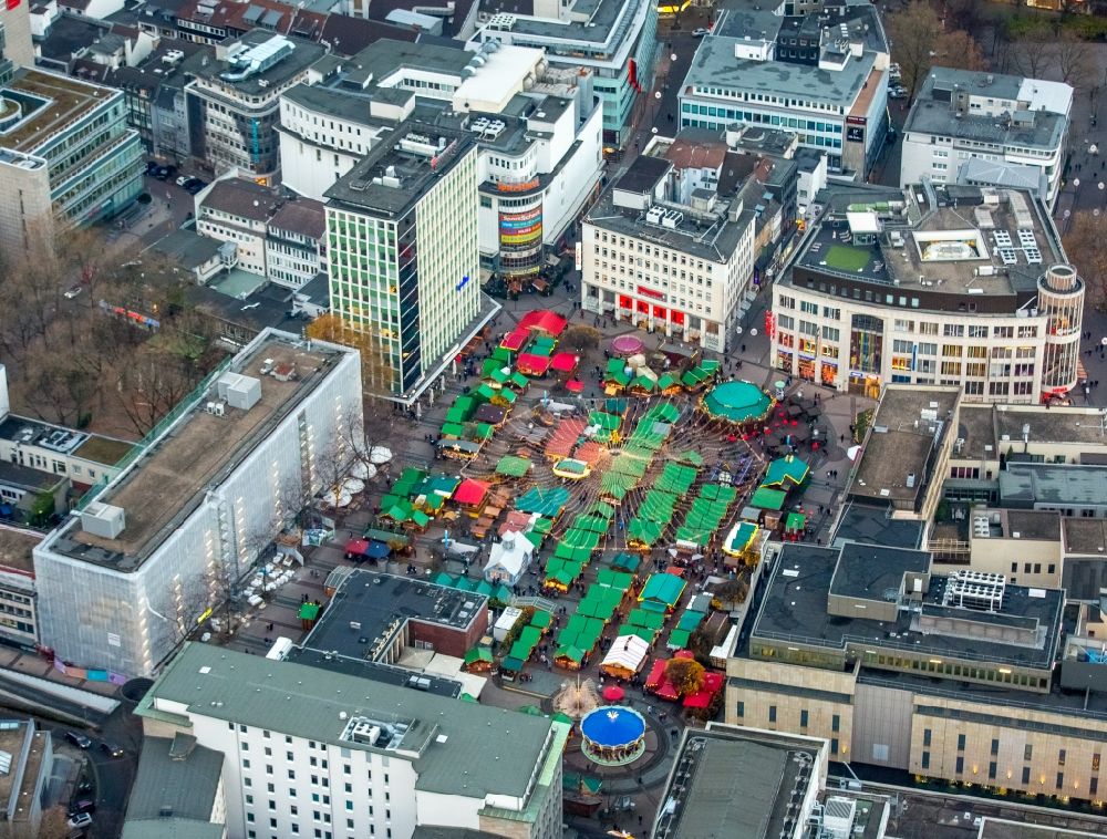 Aerial image Essen - Christmassy market event grounds and sale huts and booths at the Kennedy square in Essen at Ruhrgebiet in the state North Rhine-Westphalia