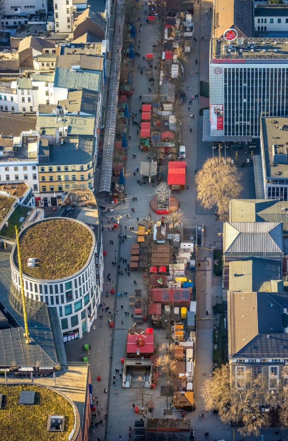 Duisburg from the bird's eye view: Christmassy market event grounds and sale huts and booths on Koenigstrasse in the district Dellviertel in Duisburg at Ruhrgebiet in the state North Rhine-Westphalia, Germany