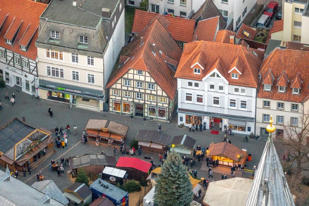 Soest from the bird's eye view: Christmassy market event grounds and sale huts and booths on Petrikirchhof in Soest in the state North Rhine-Westphalia, Germany