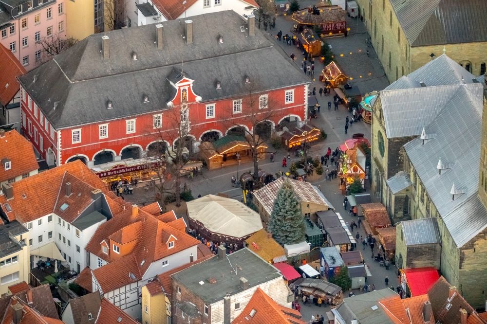 Soest from above - Christmassy market event grounds and sale huts and booths on Petrikirchhof in Soest in the state North Rhine-Westphalia, Germany