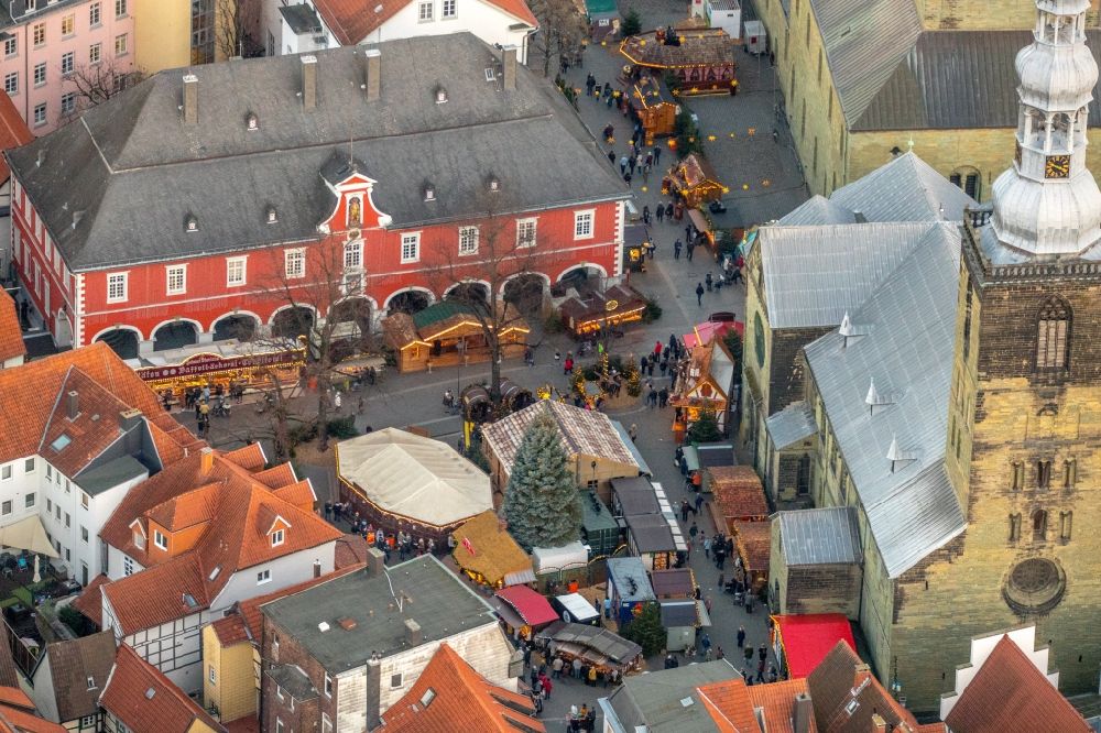 Soest from the bird's eye view: Christmassy market event grounds and sale huts and booths on Petrikirchhof in Soest in the state North Rhine-Westphalia, Germany