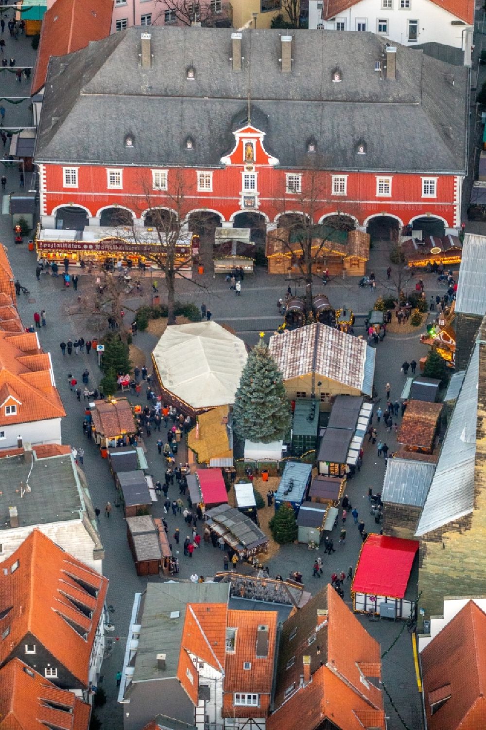 Aerial image Soest - Christmassy market event grounds and sale huts and booths on Petrikirchhof in Soest in the state North Rhine-Westphalia, Germany