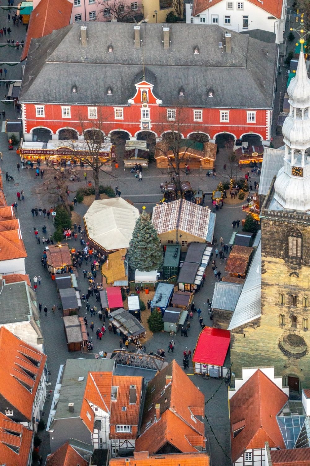 Aerial photograph Soest - Christmassy market event grounds and sale huts and booths on Petrikirchhof in Soest in the state North Rhine-Westphalia, Germany