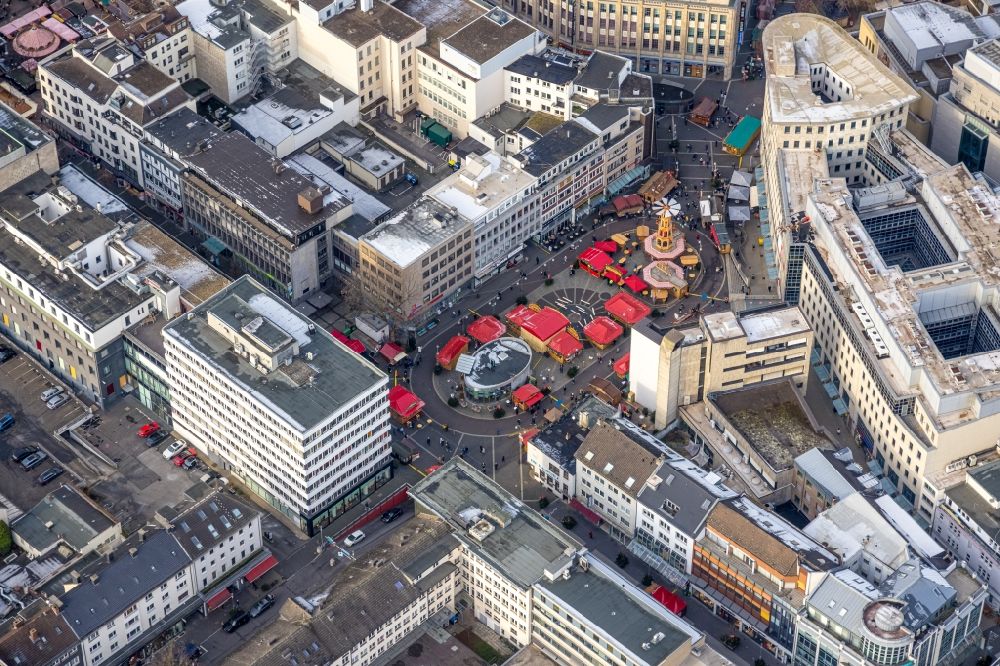 Bochum from the bird's eye view: Christmassy market event grounds and sale huts and booths on the Dr.-Ruer-Platz in the district Innenstadt in Bochum at Ruhrgebiet in the state North Rhine-Westphalia, Germany