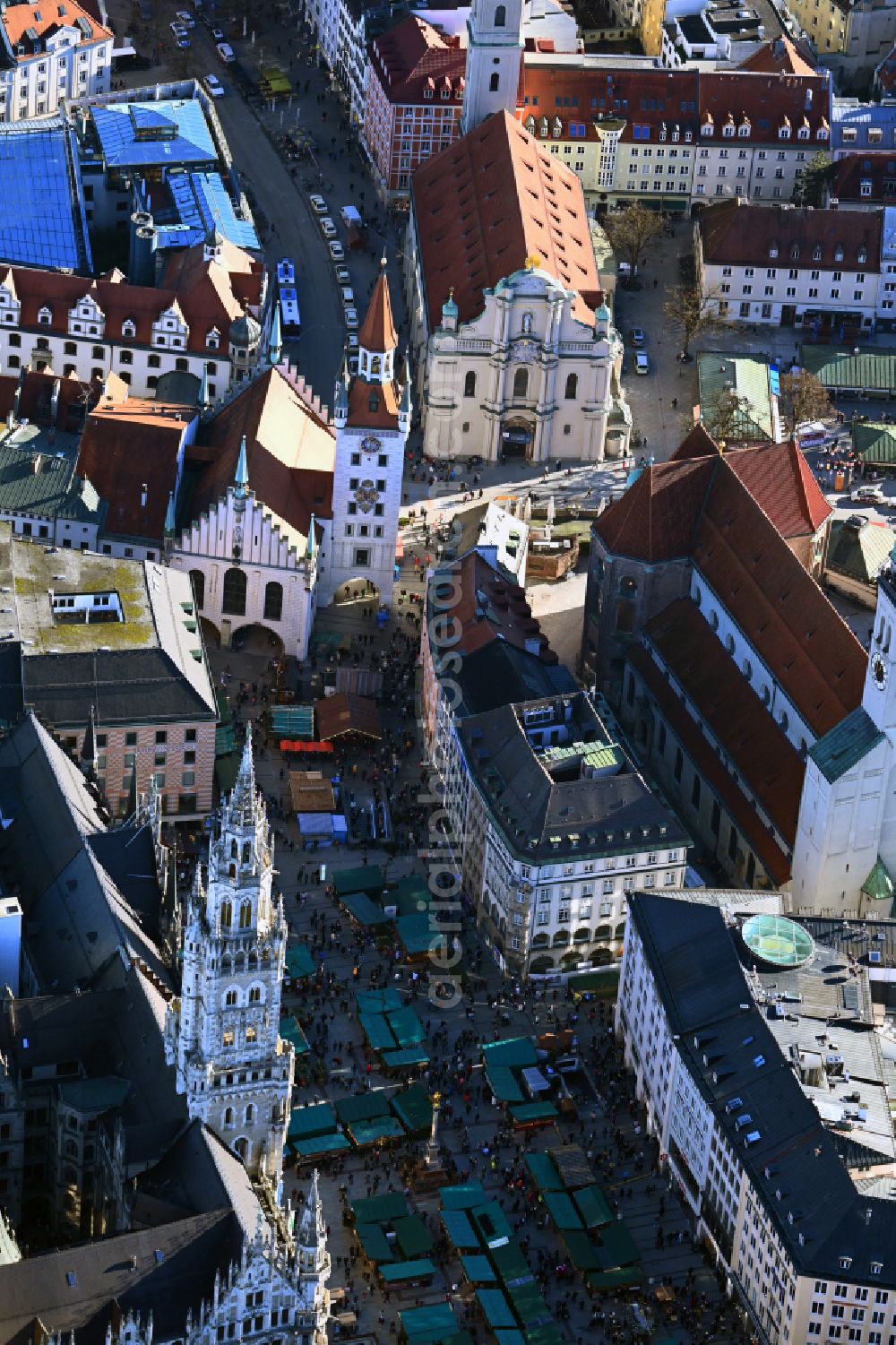 München from above - Christmassy market event grounds and sale huts and booths on Gebaeude of Altes Rathaus and Uhrenturm on place Marienplatz in the district Altstadt in Munich in the state Bavaria, Germany