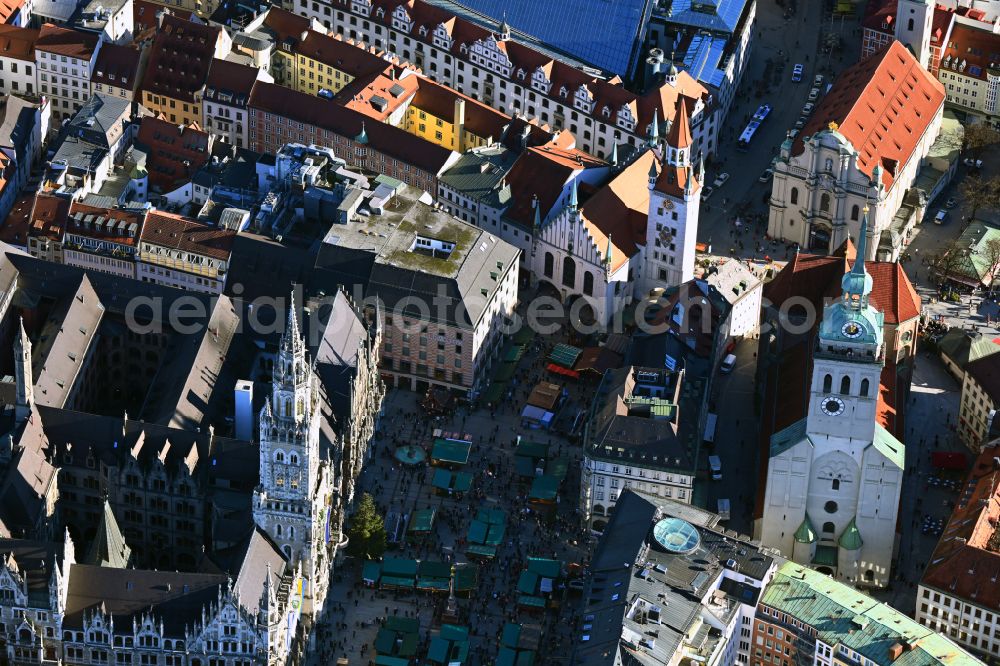 Aerial photograph München - Christmassy market event grounds and sale huts and booths on Gebaeude of Altes Rathaus and Uhrenturm on place Marienplatz in the district Altstadt in Munich in the state Bavaria, Germany
