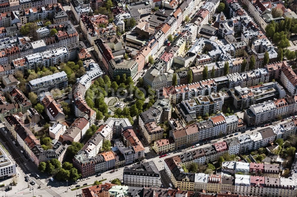 Aerial photograph München - Weissenburger place in Munich Haidhausen in the state Bavaria. Flowerbeds are created concentrically to the Glaspalast fountain in the middle of the square. For Weissenburger Platz lead Metzstrasse, Weissenburger Strasse and Lothringerstrasse