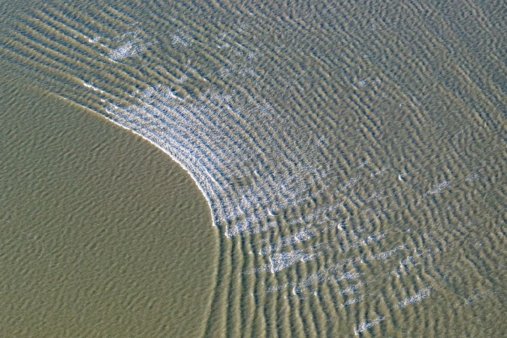 Aerial photograph Wurster Nordseeküste - Waves structure in the Wadden Sea in the Outer Weser on the Wurster North Sea coast in the state Lower Saxony, Germany