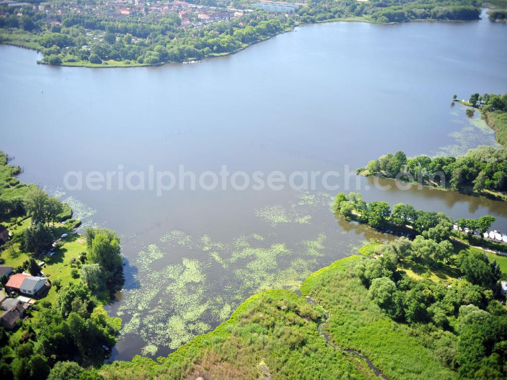 Aerial photograph Brandenburg OT Plaue - Ufer am Wendsee im Ortsteil Plaue. Lakeside at the lake Wendsee.