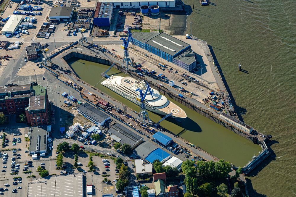 Hamburg from the bird's eye view: Shipyard with shipbuilding of Blohm + Voss Dock Elbe with Dilbar in Hamburg, Germany