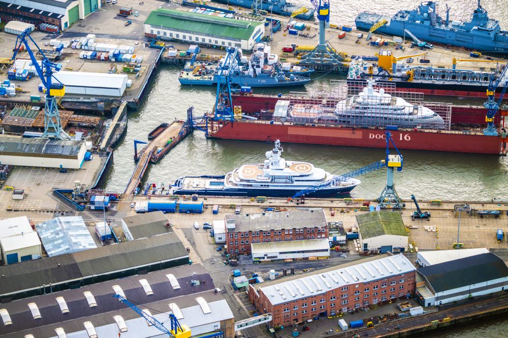 Hamburg from the bird's eye view: Shipyard - site of the Blohm + Voss in the district Kleiner Grasbrook in Hamburg