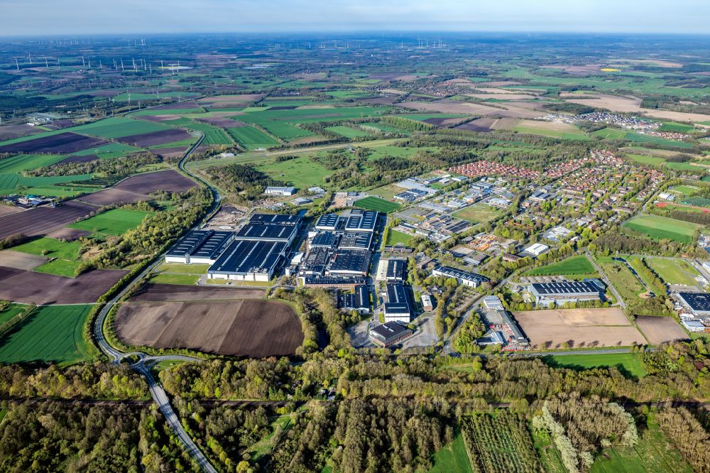 Stade from the bird's eye view: Building and production halls on the premises Airbus Deutschland GmbH in the district Ottenbeck in Stade in the state Lower Saxony, Germany