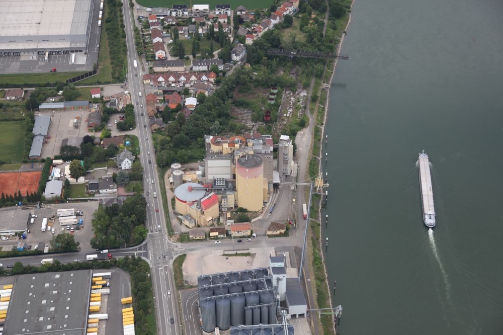 Aerial photograph Rheindürkheim - Building and production halls on the premises of the Bamberger Maelzerei Beteiligungs GmbH factory Worms in Rheinduerkheim in the state Rhineland-Palatinate, Germany