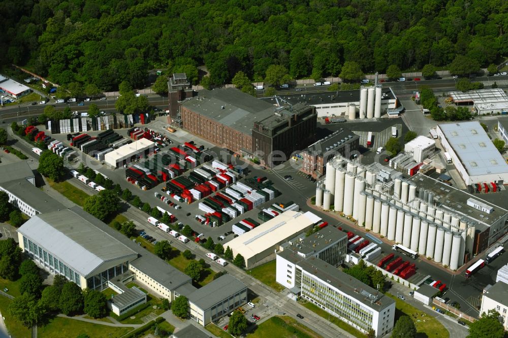 Aerial image Berlin - Building and production halls on the premises of the brewery Berliner-Kindl-Schultheiss-Brauerei on Indira-Gandhi-Strasse in the district Hohenschoenhausen in Berlin, Germany