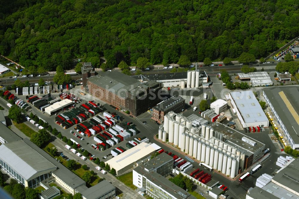 Aerial photograph Berlin - Building and production halls on the premises of the brewery Berliner-Kindl-Schultheiss-Brauerei on Indira-Gandhi-Strasse in the district Hohenschoenhausen in Berlin, Germany
