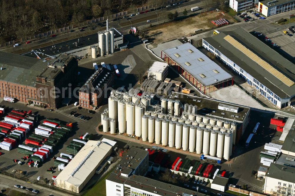 Aerial photograph Berlin - Building and production halls on the premises of the brewery Berliner-Kindl-Schultheiss-Brauerei on Indira-Gandhi-Strasse in the district Hohenschoenhausen in Berlin, Germany