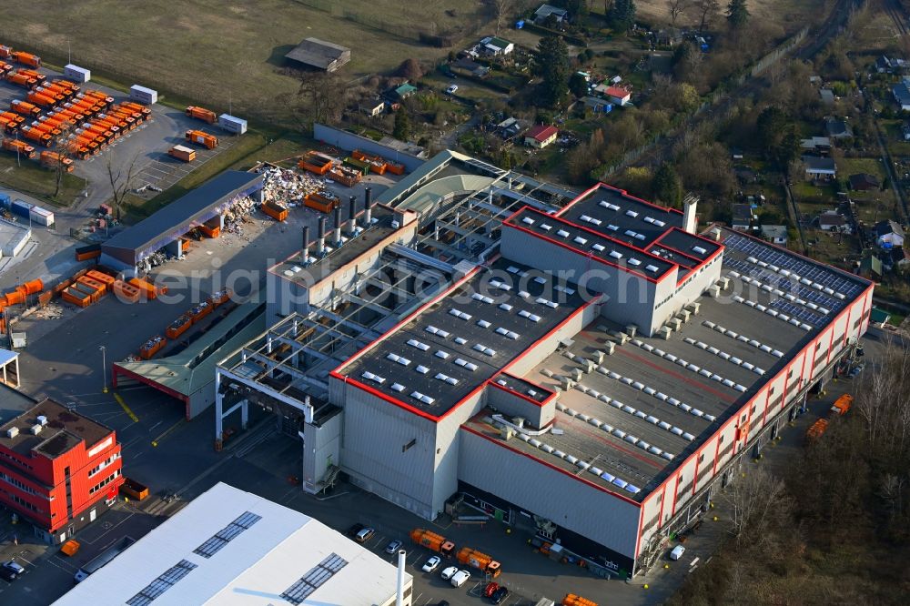 Aerial photograph Berlin - Building, courtyard and tipping hall on the site of the BSR Mechanical Treatment Systems on Gradestrasse in the Britz district in Berlin, Germany