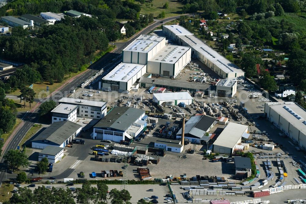 Aerial photograph Schwedt/Oder - Building and production halls on the premises of BUTTING Anlagenbau GmbH & Co. KG on Kuhheide in the district Vierraden in Schwedt/Oder in the state Brandenburg, Germany