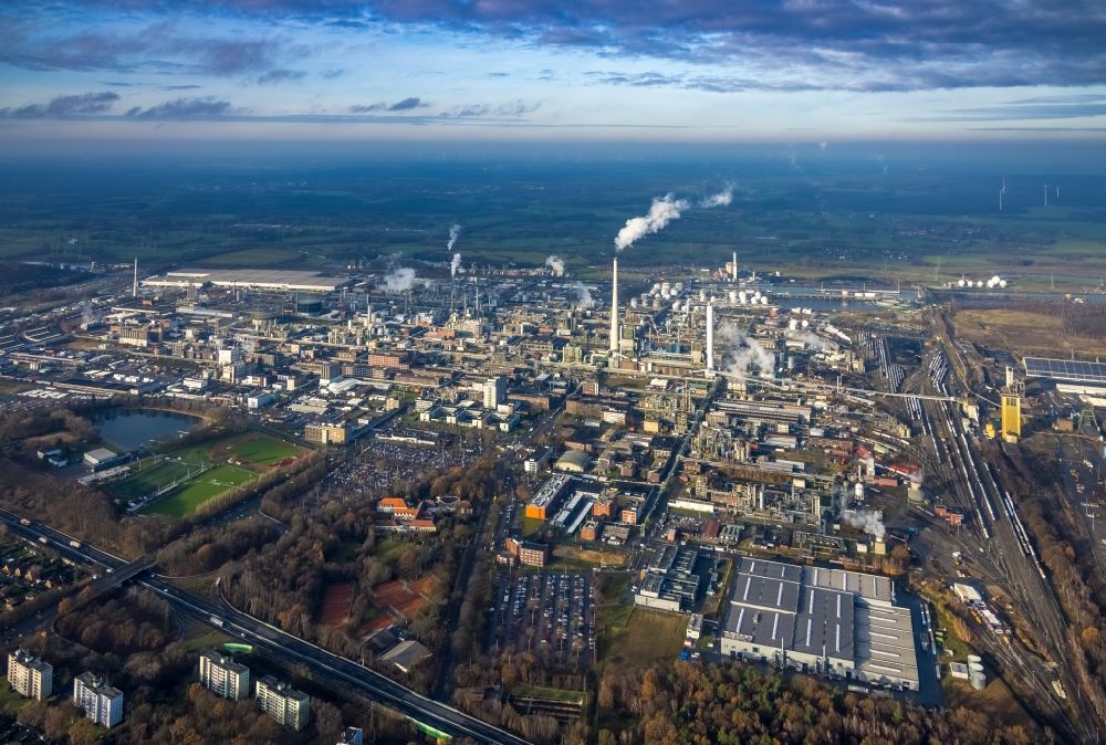 Aerial image Marl - Aerial view of buildings and production halls on the site of the chemical producer Chemiepark Marl, formerly Chemische Werke Huels AG on Paul-Baumann Strasse in Marl in the German state of North Rhine-Westphalia