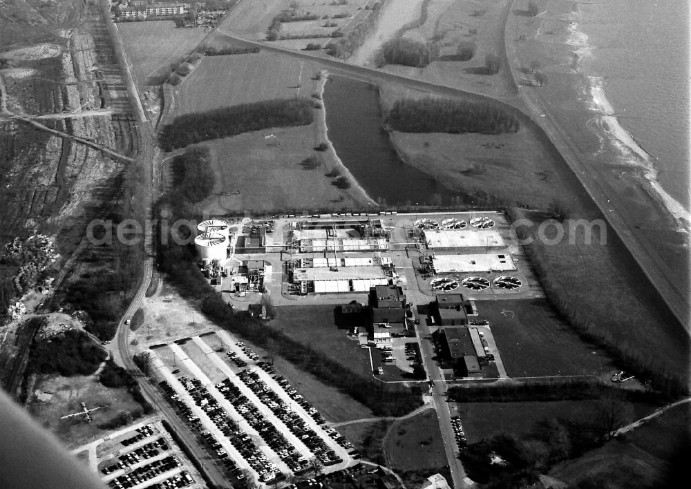 Krefeld from above - Building and production halls on the premises of the chemical manufacturers CHEMPARK Krefeld-Uerdingen on Friedensstrasse in the district Hohenbudberg in Krefeld in the state North Rhine-Westphalia, Germany