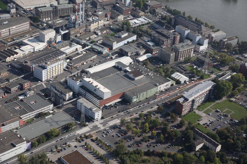 Wiesbaden from the bird's eye view: Building and production halls on the premises of the chemical manufacturers Dyckerhoff AG in Wiesbaden in the state Hesse