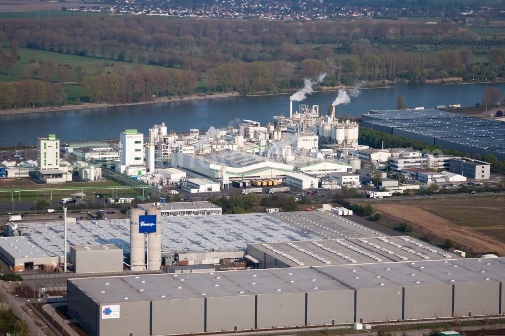 Worms from above - Building and production halls on the premises of the chemical manufacturers Grace GmbH on the river bank of the Rhine in Worms in the state Rhineland-Palatinate, Germany